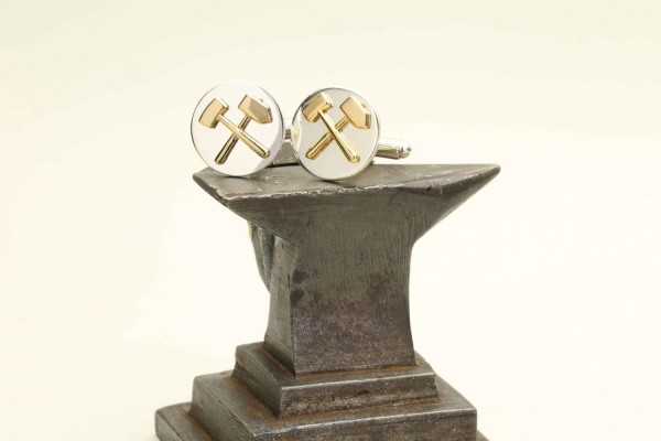 Manschettenknopf mit Schlägel und Eisen vom Kleidermacher Hans Woschner
