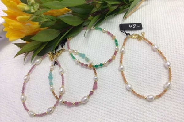 Armbänder mit echten Steinen, Perlen und Zwischenteilen vom Concept Store „Arts of woman“